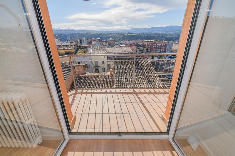 Foto 4845bc74-1efc-49ea-b25b-49fbac1e81fa. Ático vivienda reformada con terraza panorámica en venta en Manresa