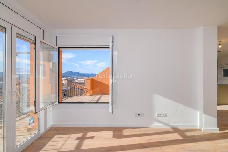 Foto d5b1f887-8142-42b0-b9ec-c840217f3538. Ático vivienda reformada con terraza panorámica en venta en Manresa