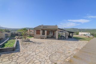 Chalet en Fonollosa. Canet de fals casa de piedra en planta baja con amplio porche y