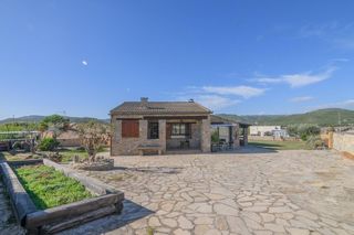 Xalet a Fonollosa. Canet de fals casa de piedra en planta baja con amplio porche y
