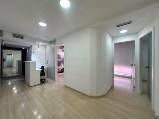 Rent Office space in Passeig de pere iii 18. Despacho premium en zona comercial luz, diseño y ubicación estra
