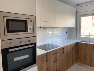 Location Duplex à Poble Nou. Luminoso dúplex de alquiler con balcón, terraza y plaza de aparc