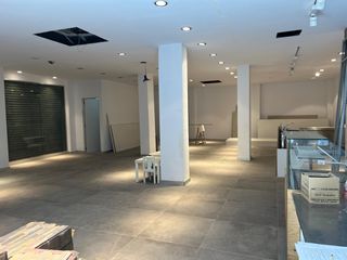Lloguer Local Comercial a Font dels Capellans - Sagrada Familia. Alquiler de amplio local comercial esquinero en manresa