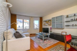 Piso en Plaça Catalunya. Luminoso piso de 3 habitaciones con trastero y ascensor en manre