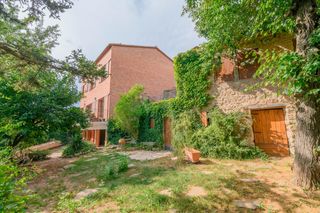 Casa a Sant Salvador de Guardiola. Casa de 5 hab. con jardín, pequeña piscina y estudio independien