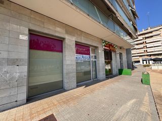 Local Comercial a Poble Nou. Espectacular local. ubicación perfecta y a dos fachadas.