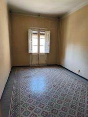 115.000 € — Piso en Plaça Catalunya