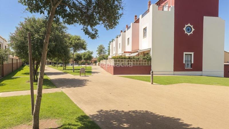 Foto 9a024783-735c-4c86-a2bf-4272025b5d2d. Casa adosada tu hogar familiar adosado con jardín y parque infantil en Ayamonte