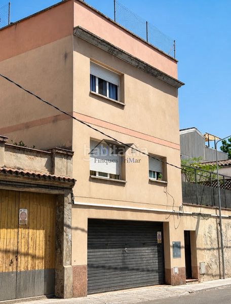 Foto 9c285311-2635-4ac9-812c-cd05a1df437e. Casa adossada amb xemeneia calefacció aparcament a Igualada