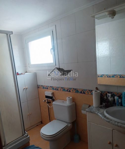 Foto ec29fcd3-a0f0-49d1-9ff7-81f80f9588b5. Casa adossada amb xemeneia calefacció aparcament a Igualada
