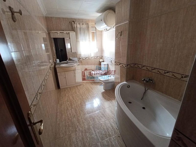 Foto fa16e36d-cc49-4594-9eed-e8c81c7cc7e6. Casa amb aparcament a Torredonjimeno
