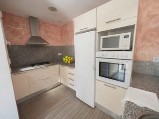 Maison jumelée  Carrer del vallespir. Casa en torre blanca