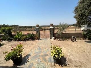 Xalet a Cheles. Chalet en venta ctra olivenzacheles