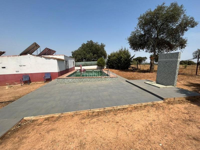 Foto f967cd06-5da3-4c80-a152-768766a30822. Chalet avec piscine dans Cheles