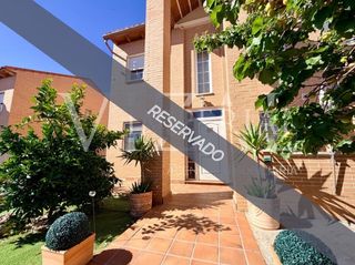 Casa aparellada  Camino cobisa. Chalet pareado disponible en argés