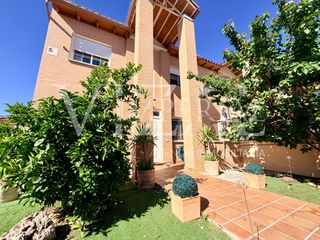 Casa bifamiliare  Camino cobisa. Chalet pareado disponible en argés