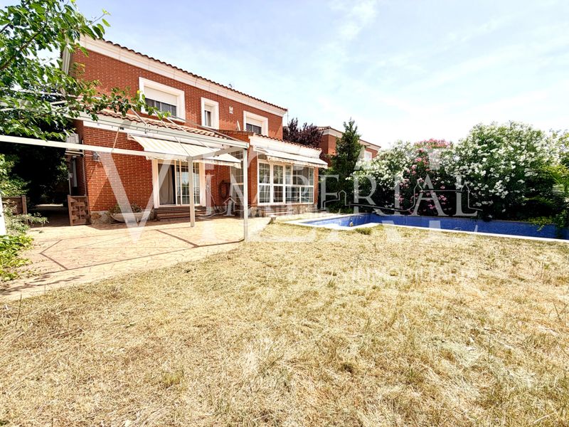 Foto 87ade3d7-f5a8-4563-b232-46d1f95d90c1. Xalet amb calefacció aparcament piscina a Barcience