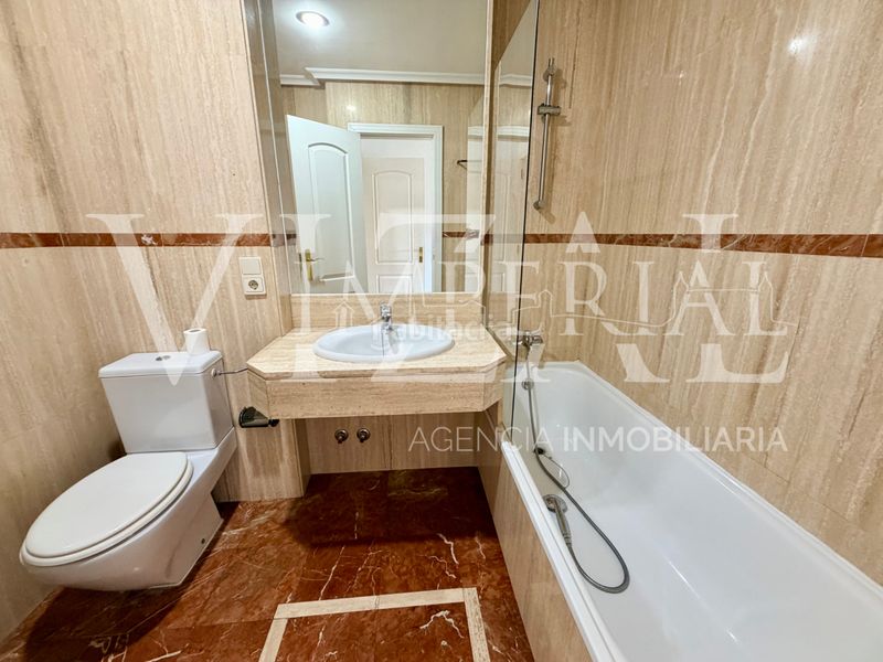 Foto 9ac10a63-ce7d-4870-bbab-6e3bf8195d44. Casa adossada amb xemeneia aparcament piscina a Buenavista-Valparaíso-La Legua Toledo