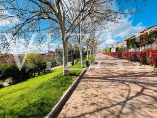 Casa adossada  Calle de italia. ¡chalet adosado en zona privilegiada de toledo!