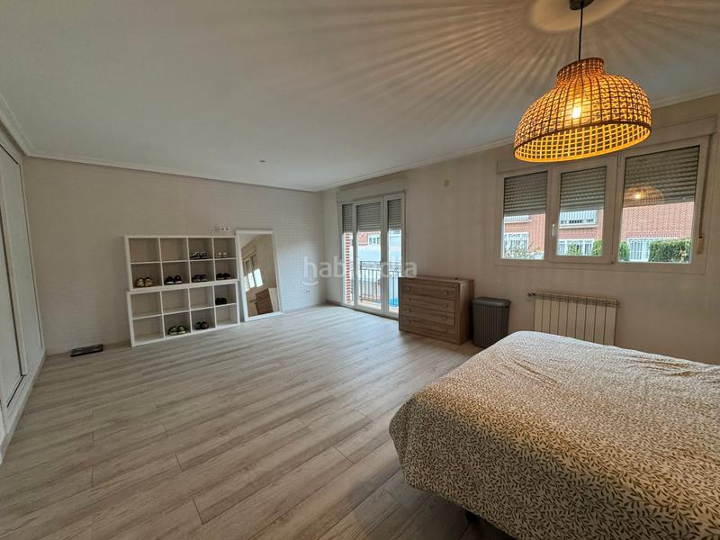 Foto b1405611-f801-4be0-93ad-17f2edea5941. Location chalet avec cheminée chauffage parking piscine dans Loeches