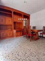Piso en Prosperitat. Vivienda luminosa de 3 dormitorios con dos balcones junto a via