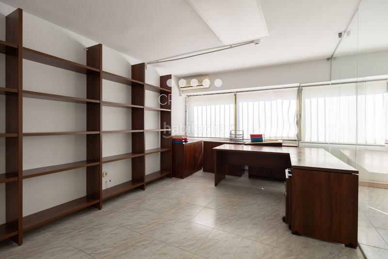 Foto 1b973a54-fc40-4ec9-90bc-f966d89d497e. Local comercial local oficina con licencia para actividades especiliazadas de oficina en Barcelona