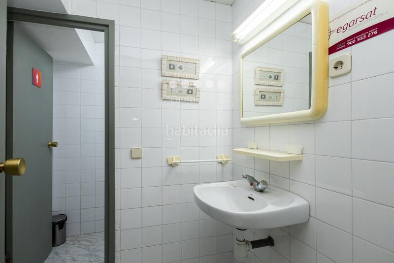 Foto 8e3aaa0e-d863-41e7-80bc-5da758cb2627. Local comercial local oficina con licencia para actividades especiliazadas de oficina en Barcelona