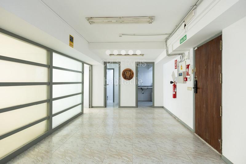 Foto fa2fd947-15d0-4017-97b9-4288477af879. Local comercial local oficina con licencia para actividades especiliazadas de oficina en Barcelona