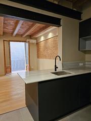 Pis  Carrer de magalhães. Vivienda reformada con mucha luz y gran blacón terraza de 7 m2.