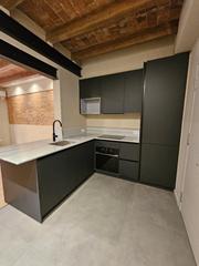 Piso  Carrer de magalhes. Vivienda reformada con mucha luz y gran blacn terraza de 7 m2.