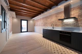 Appartement  Carrer de la portaferrissa. Espectacular vivienda en palacete de 1866 con balcon y techos de