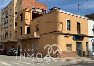 Casa  Avenida glorieta la. Se vende estupenda casa esquinera con 3 salones y patio en alber