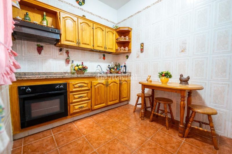 Foto 1452b0cd-d0af-4cde-8fa8-7d4f4ae85a3e. Casa aparellada amb aparcament a Chío Guía de Isora