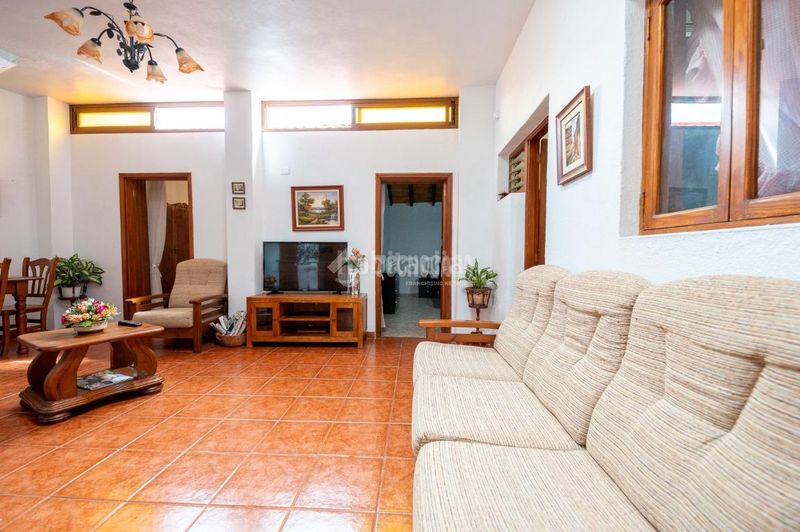 Foto 6f38b9c0-0732-4658-b7a5-8fcd197ea69f. Casa aparellada amb aparcament a Chío Guía de Isora