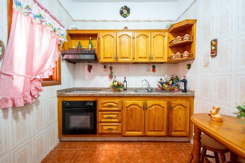 Foto c0a4d546-02ff-48d3-895f-16a2b78c5e26. Casa aparellada amb aparcament a Chío Guía de Isora