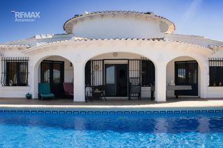 Casa  El rafol de almunia - calle pintor dali. Chalet en una sola planta con vistas panorámicas al mar, montaña