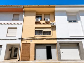 Casa  Enguera - cl miguel hernandez. Adosado con garaje, 4 habitaciones y gran terraza en enguera