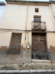 House  Enguera - cl san ramon. Casa de pueblo con gran potencial en el corazón de enguera