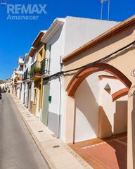 Chalet  Cl calvo sotelo. Casa de pueblo con gran potencial para reformar en el centro de
