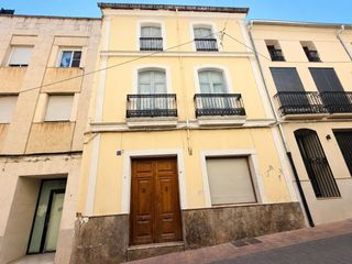 Bauernhof  Calle del doctor albiñana. Casa señorial en pleno centro de enguera con infinitas posibilid