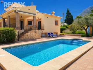 Chalet  Calle acacia. Chalet con piscina privada, garaje y vistas al montgó