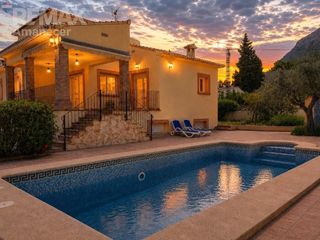 Xalet  Calle acacia. Chalet independiente en el montgó piscina privada, garaje cerrad