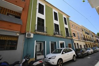 Casa  Calle calle pare pere. Edificio con restaurante y viviendas en el casco histórico de dé