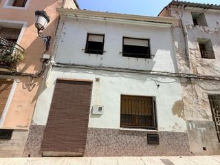 Casa a Enguera. Casa con un enorme potencial en pleno centro de enguera