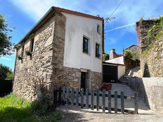 Casa a Melide. Casa de piedra con vistas al mar