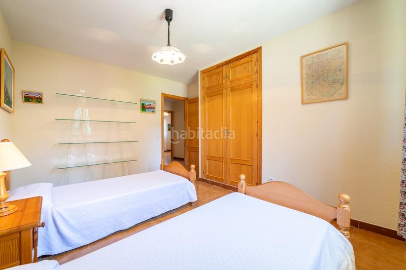 Foto 0102583e-8789-4a34-88df-5c2d8d058197. Chalet  pareado con una bonita parcela , 5 dormitorios , 3 baños, porche , terraza , jardín y garaje en Moralzarzal