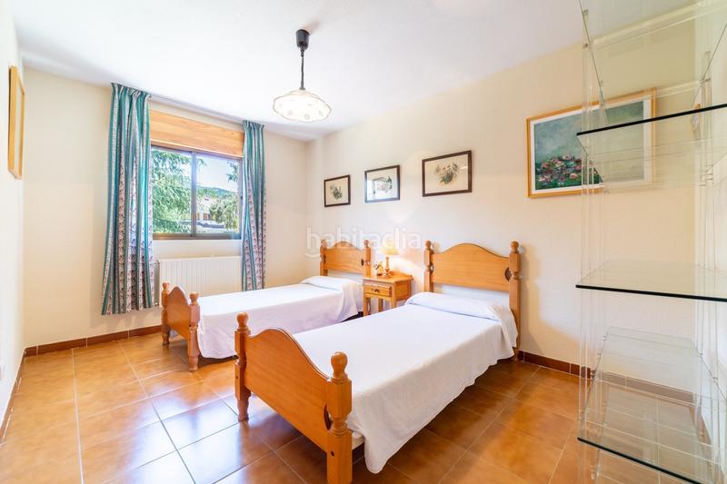 Foto 07b0a8fe-2b9b-4f09-9769-fb5bb915b096. Chalet  pareado con una bonita parcela , 5 dormitorios , 3 baños, porche , terraza , jardín y garaje en Moralzarzal