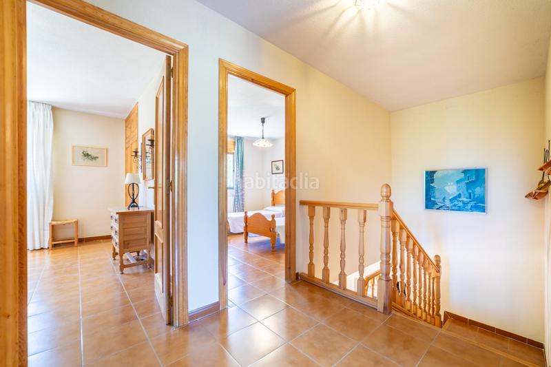 Foto 10e85174-1f57-4782-a6cd-31c18f9ea9d3. Chalet  pareado con una bonita parcela , 5 dormitorios , 3 baños, porche , terraza , jardín y garaje en Moralzarzal