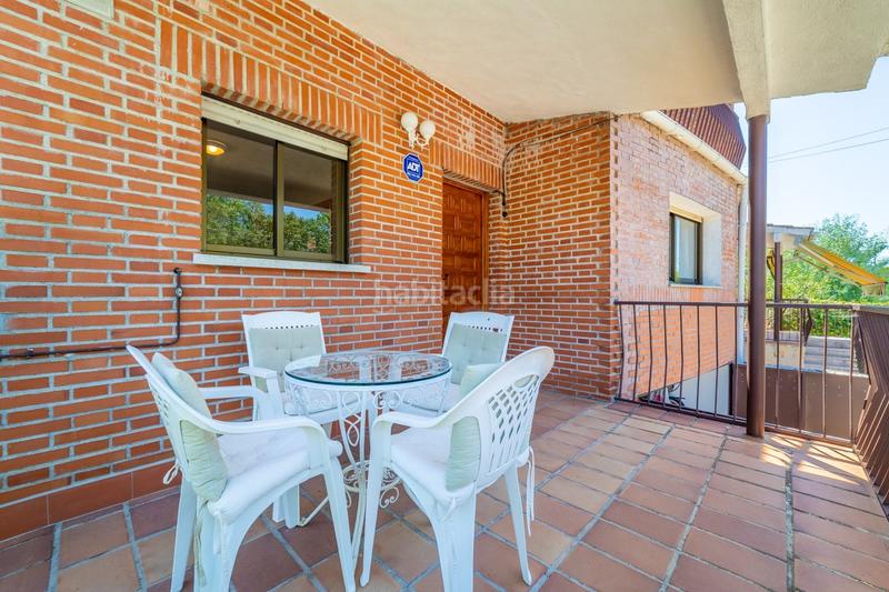 Foto 344513aa-ff47-46b7-9b96-f1e815b61fa5. Chalet  pareado con una bonita parcela , 5 dormitorios , 3 baños, porche , terraza , jardín y garaje en Moralzarzal