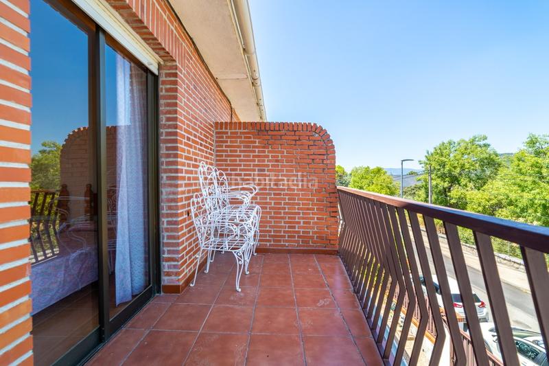 Foto 36de969e-4b0e-48b3-88d6-8f32c824bd96. Chalet  pareado con una bonita parcela , 5 dormitorios , 3 baños, porche , terraza , jardín y garaje en Moralzarzal